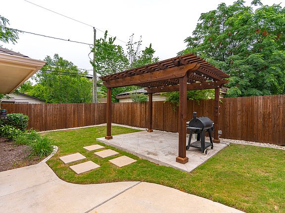 3rd image of 2812 Townsend Dr