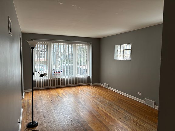 4th image of 4907 W Barry Ave #1