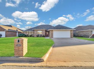 1804 Hunter Pointe Cir, Altus, OK 73521