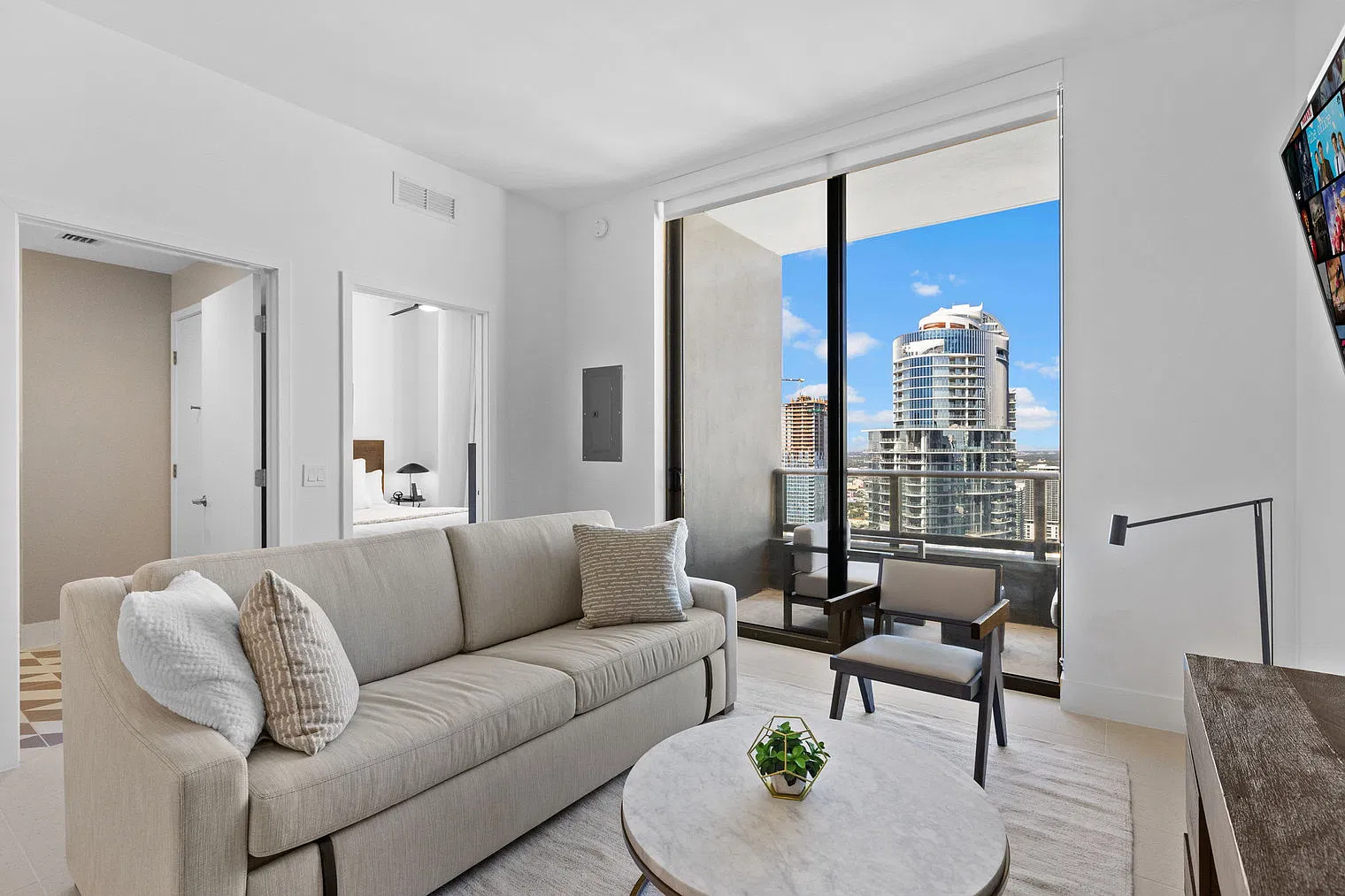 1 bed, 1.0 bath, 592 sqft, $6,264 — Photo 2