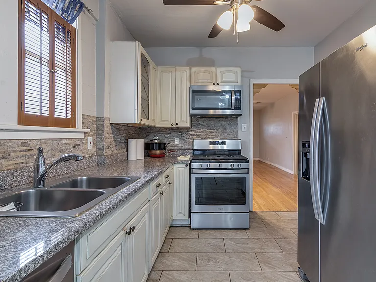 2293 Jackson Ave — Photo 25