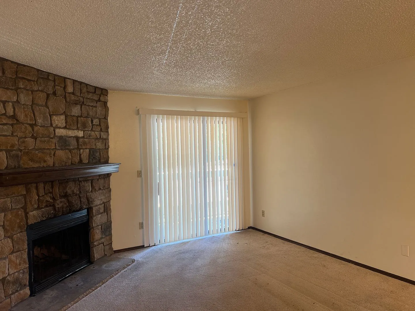 Welcome to this comfortable 1-bedroom, 1-bathroom — Photo 2