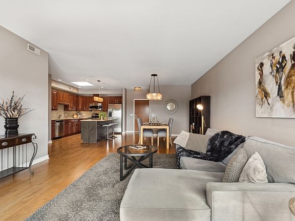 4th image of 5858 N Broadway Ave #604