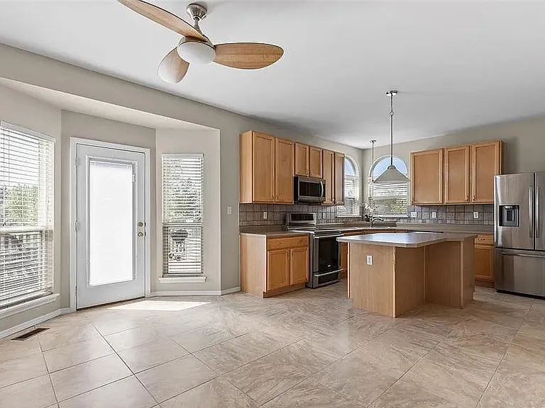 605 Thornridge Dr — Photo 5