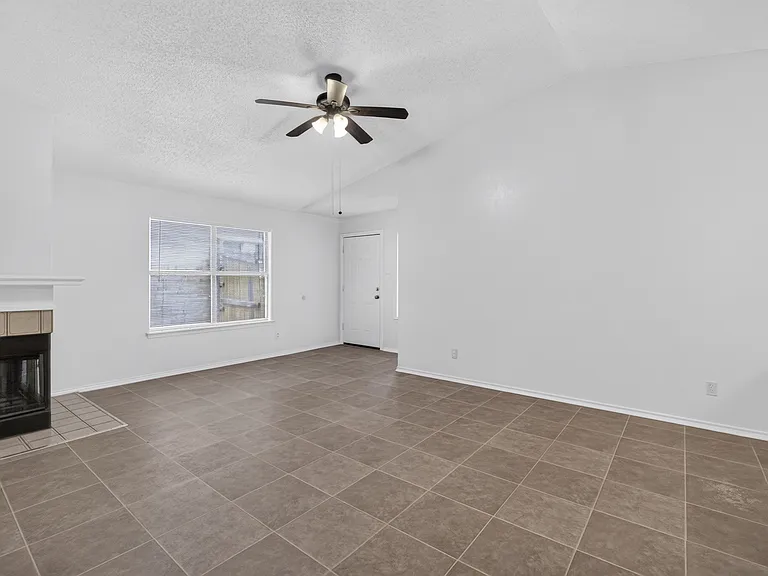 1115 Lombard Ln — Photo 14