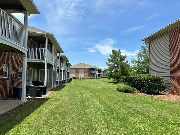 Alison Pointe Apartments — Photo 40