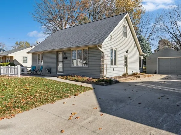 2313 E 25th St, Des Moines, IA 50317
