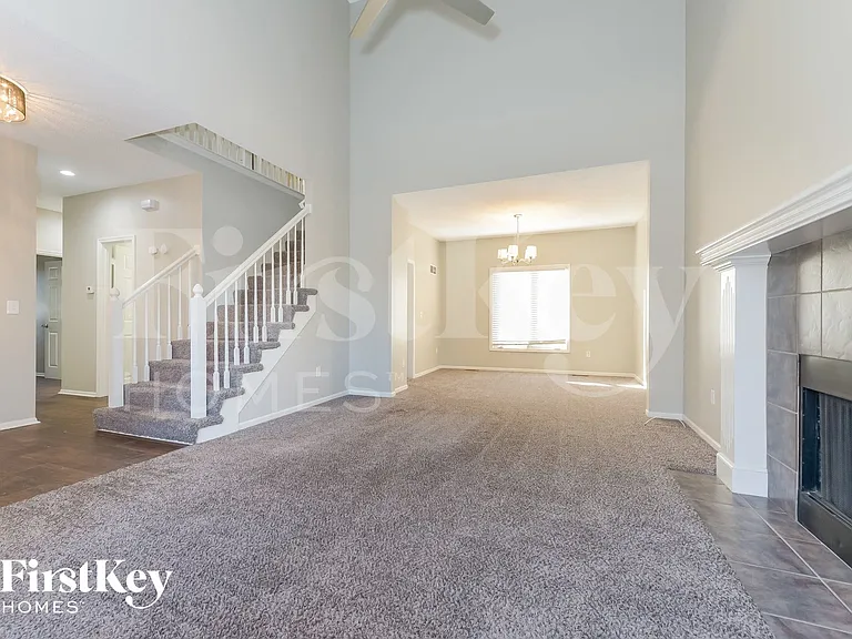 6914 NW Pleasant View Ct — Photo 3
