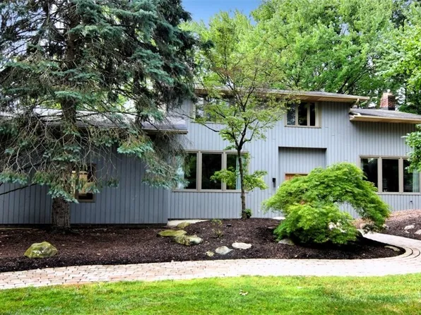 6490 Foxboro Dr, Mayfield Village, OH 44143
