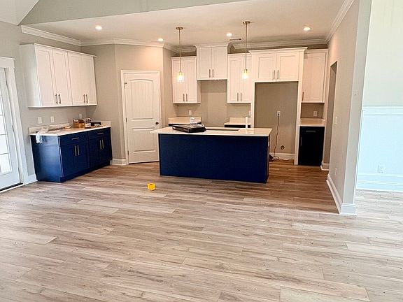 5th image of 225 Lakes Dr