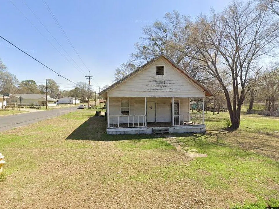 702 Mary St