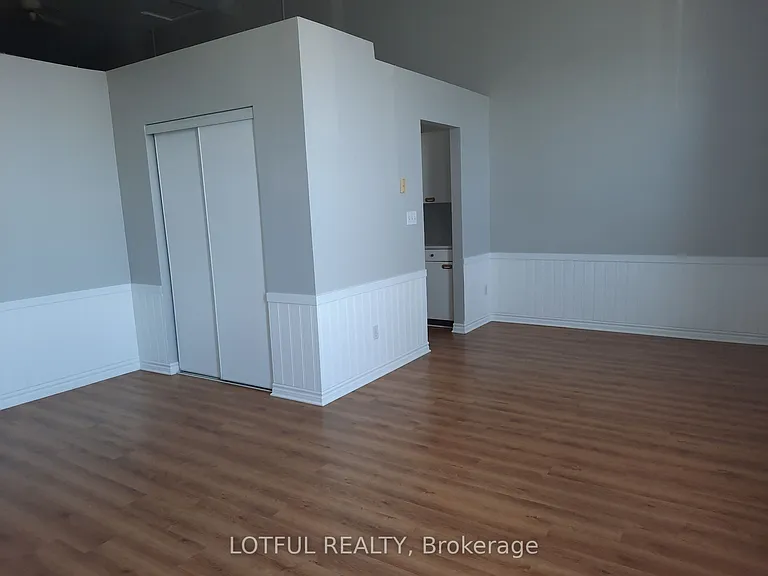 192 King St W #301 — Photo 8