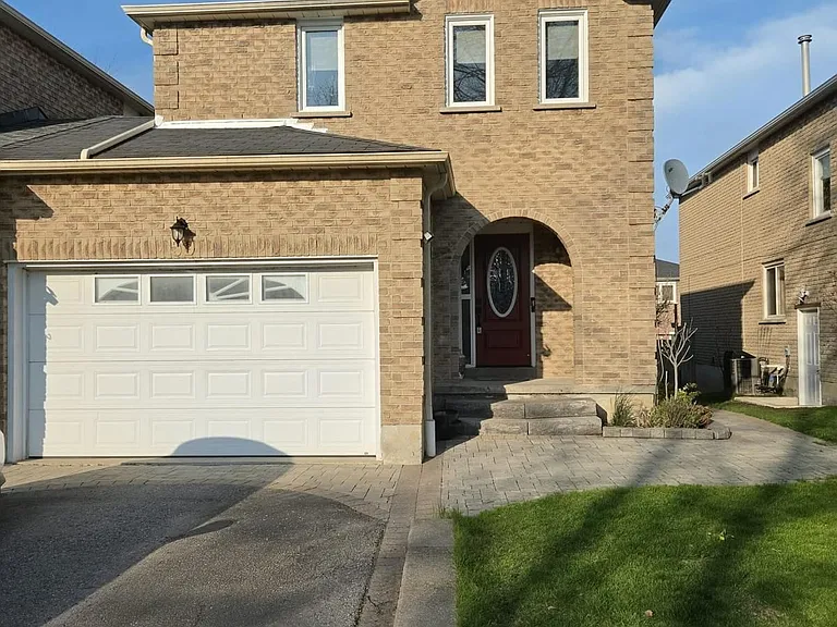 59 Hewitt Cres — Photo 1