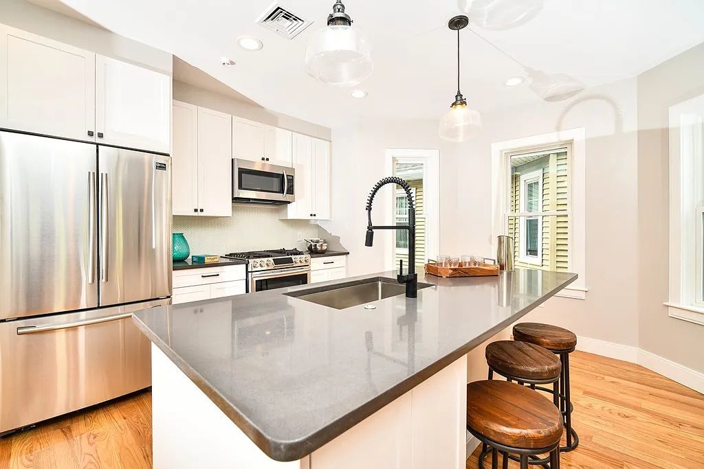 3 bed, 1100 sqft, $3,750 — Photo 3