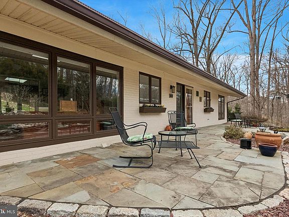 4th image of 610 Arlyn Cir