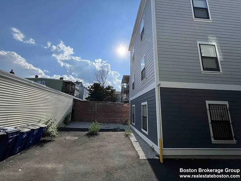 Burrell St — Photo 19