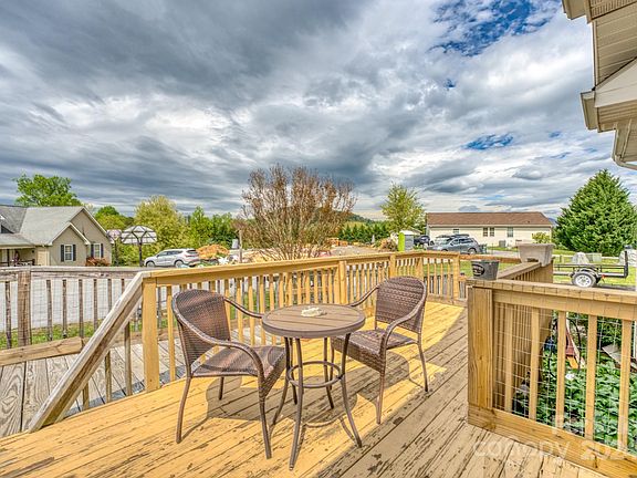 5th image of 35 Red Laurel Ct