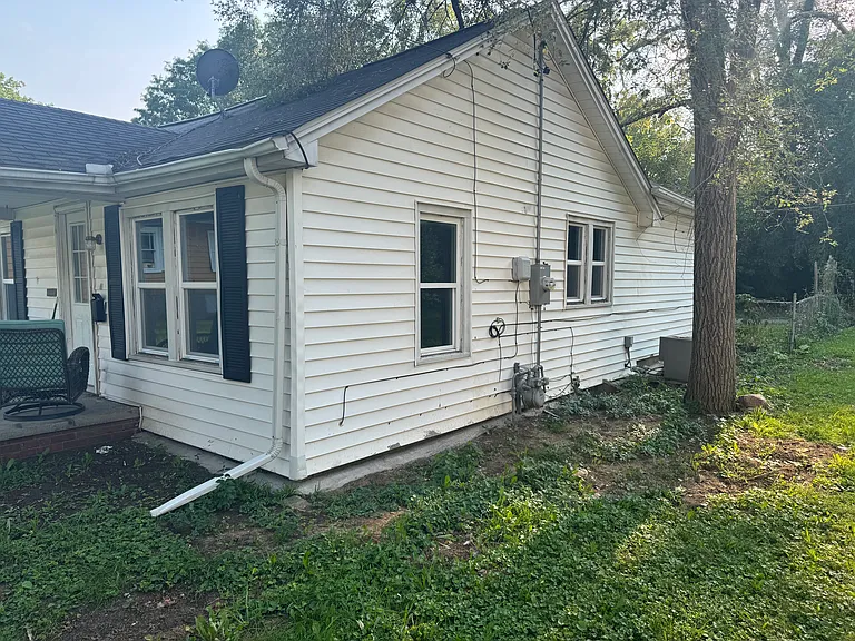 2305 N Ellis St — Photo 2