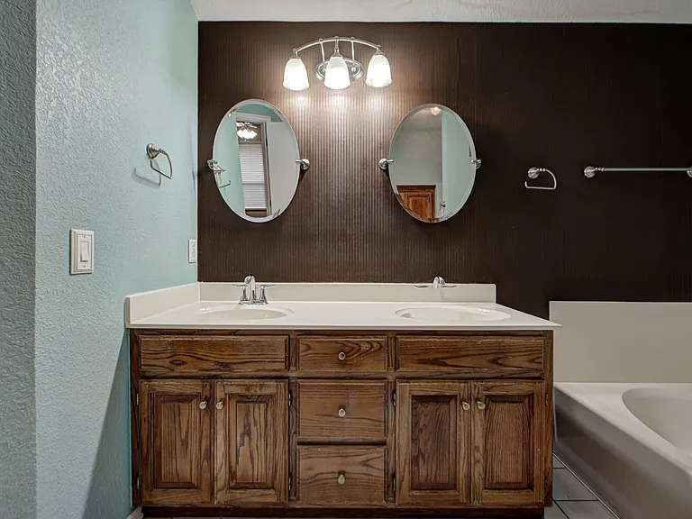 2912 Edinburg Dr — Photo 30