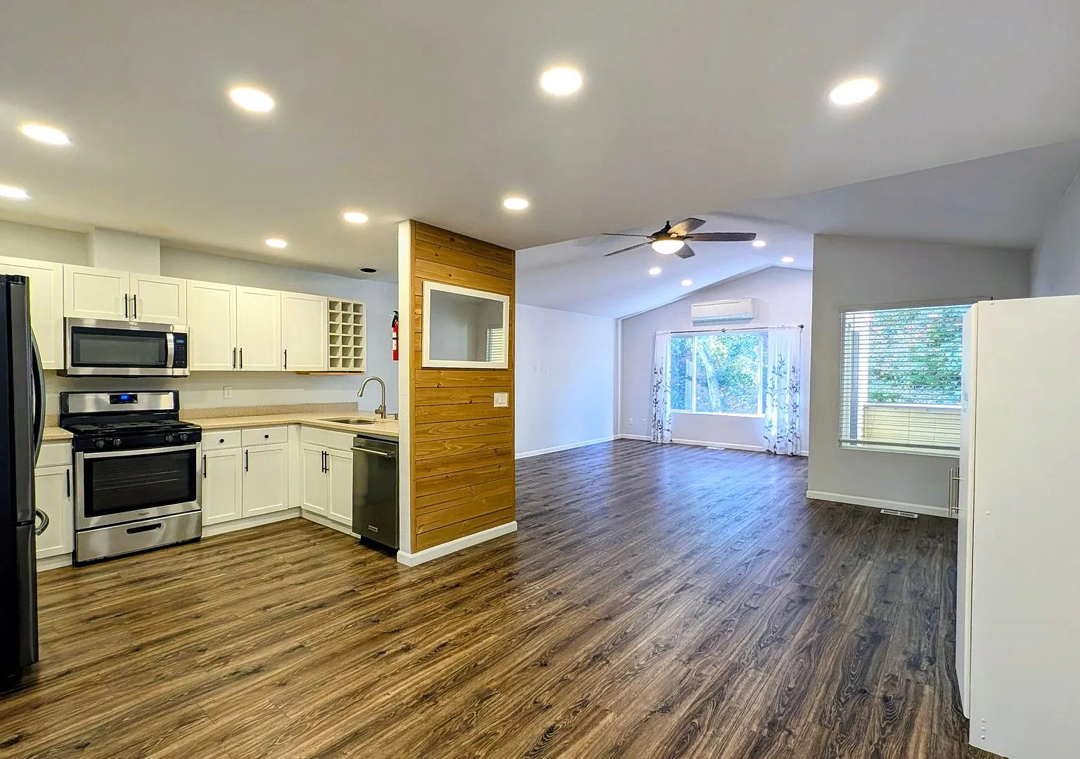 Silver Firs Spacious Townhome with Garage and Greenbelt views — Photo 3