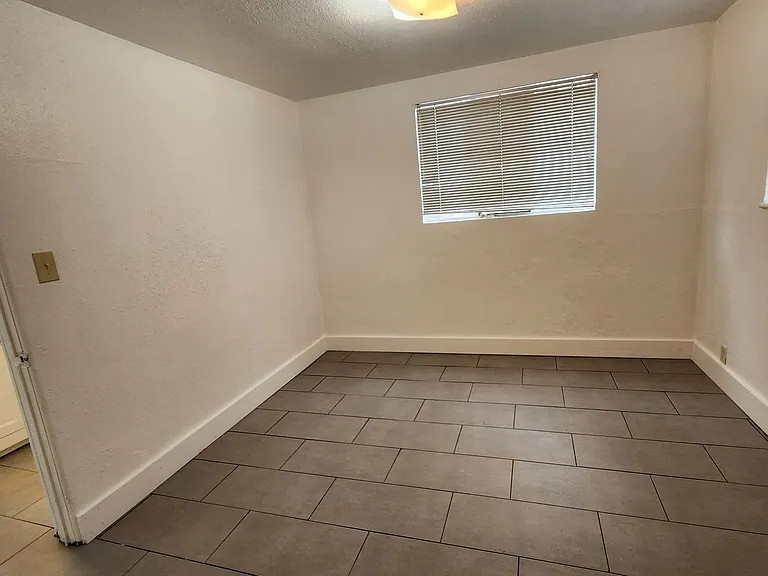111 E Plum St — Photo 33