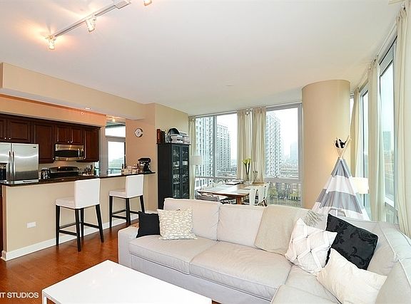 3rd image of 1201 S Prairie Ave #7