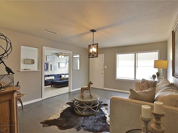 3rd image of 1110 S La Salle Dr
