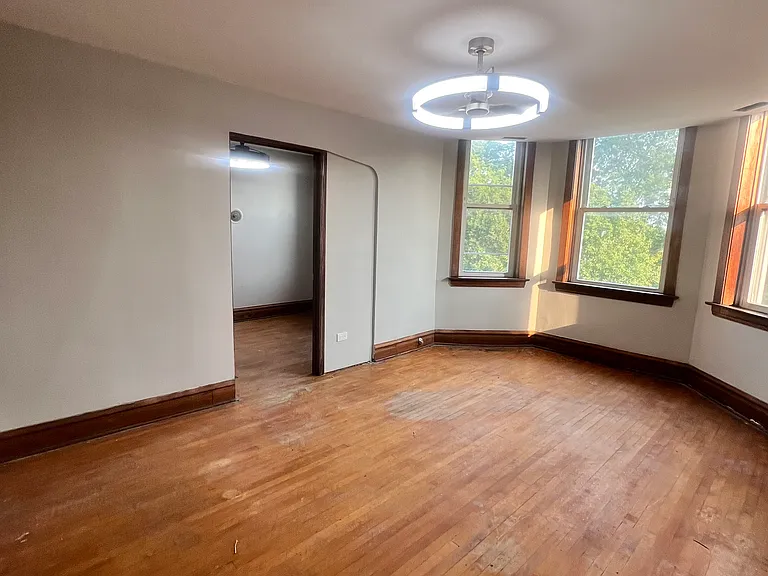 2436 W 54th St #3 — Photo 2