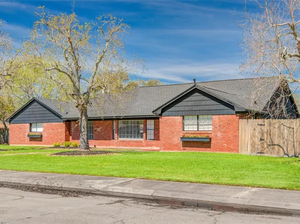 1618 W 10th St, Freeport, TX 77541