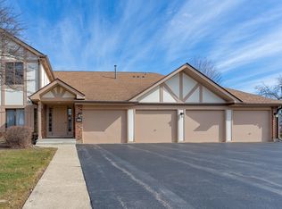 940 Surrey Dr APT 1B, Schaumburg, IL 60193