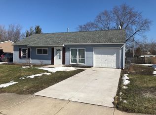 1367 Robinwood Dr, Aurora, IL 60506