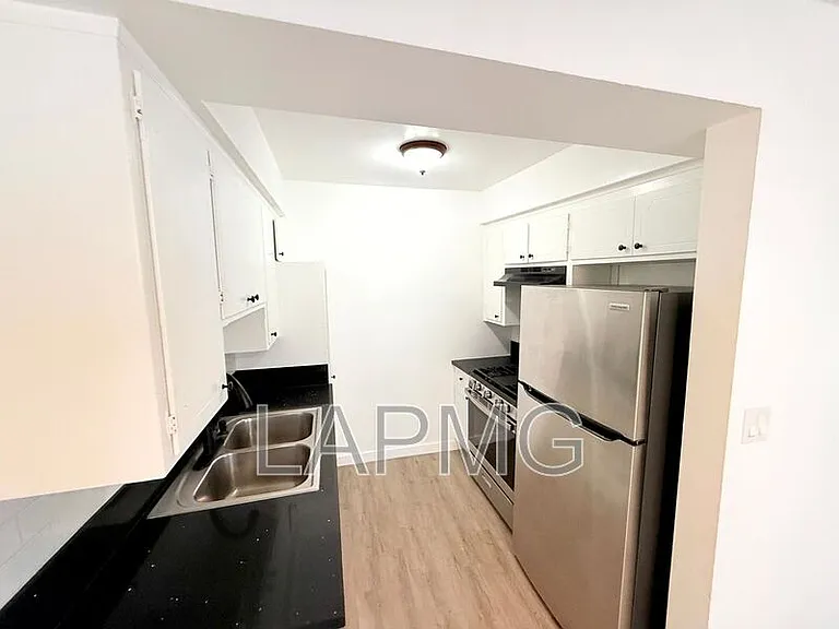 1426 S Point View St #5 — Photo 6