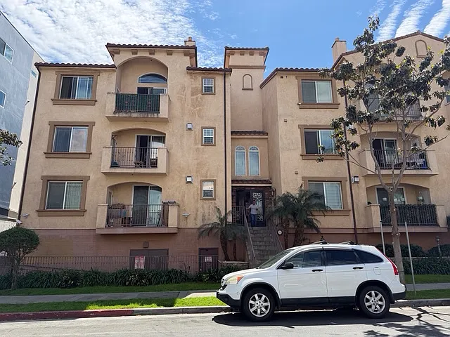 2nd floor balcony facing Maplewood. - 5132 W Maplewood Ave #202