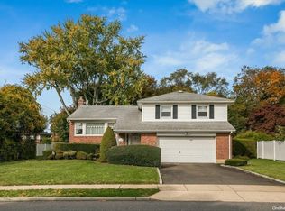 3 Cary St, Syosset, NY 11791