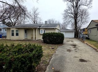 28 Hickory Dr, Carpentersville, IL