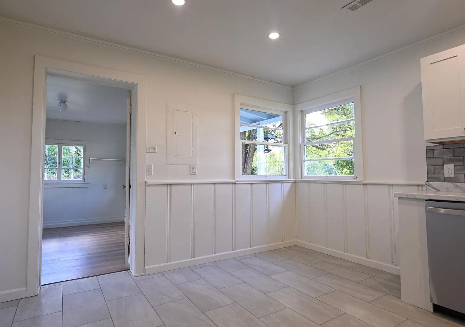 3 Room 1 Bath - High-End Executive Retreat With Panoramic Mountain Views — Photo 4