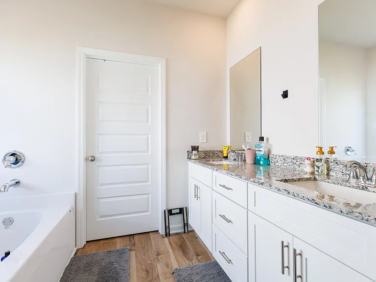 2082 Tottenham Dr — Photo 13