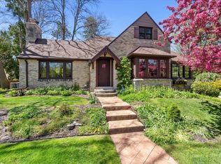 7015 N Milwaukee River Pkwy, Glendale, WI 53209