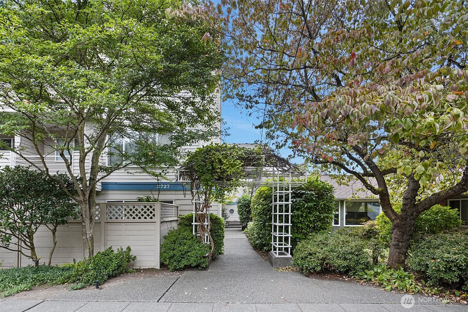 2727 E Franklin #102 photo 1