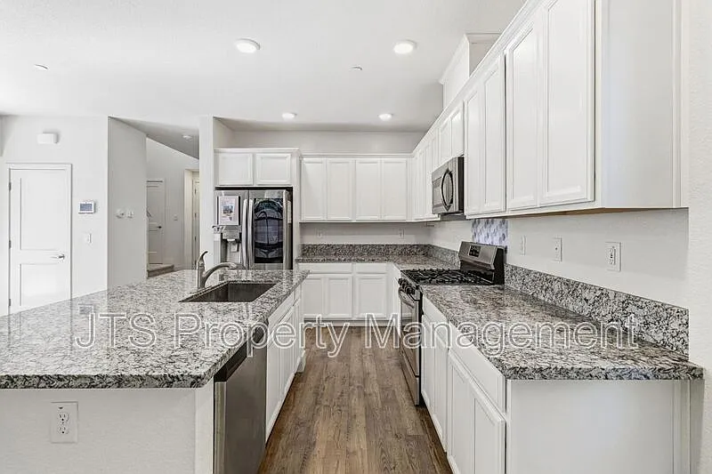 3 bed, 2.5 bath, 2015 sqft, $2,895 — Photo 4