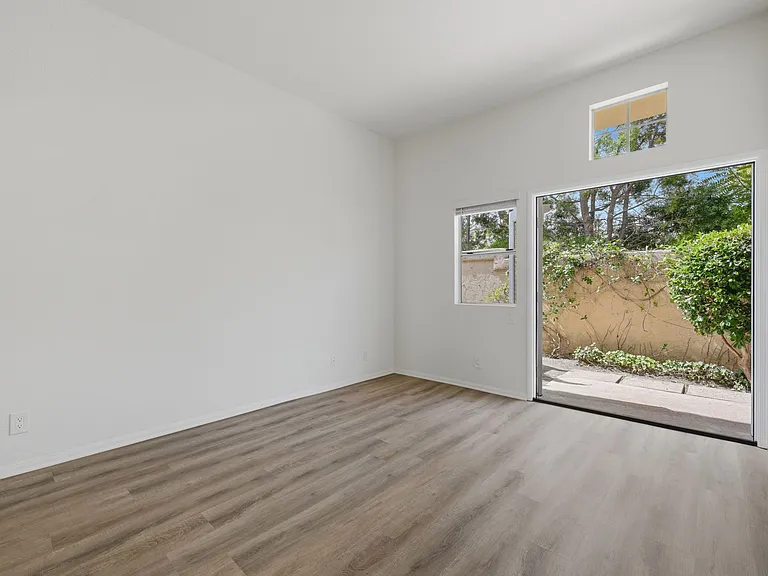 Bel Mondo Condos — Photo 42