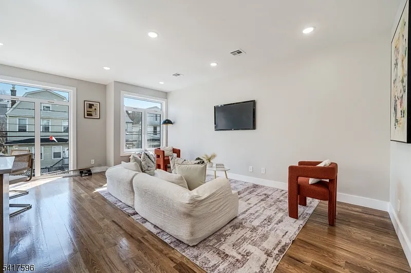 3 bed, 3200 sqft, $3,200 — Photo 2