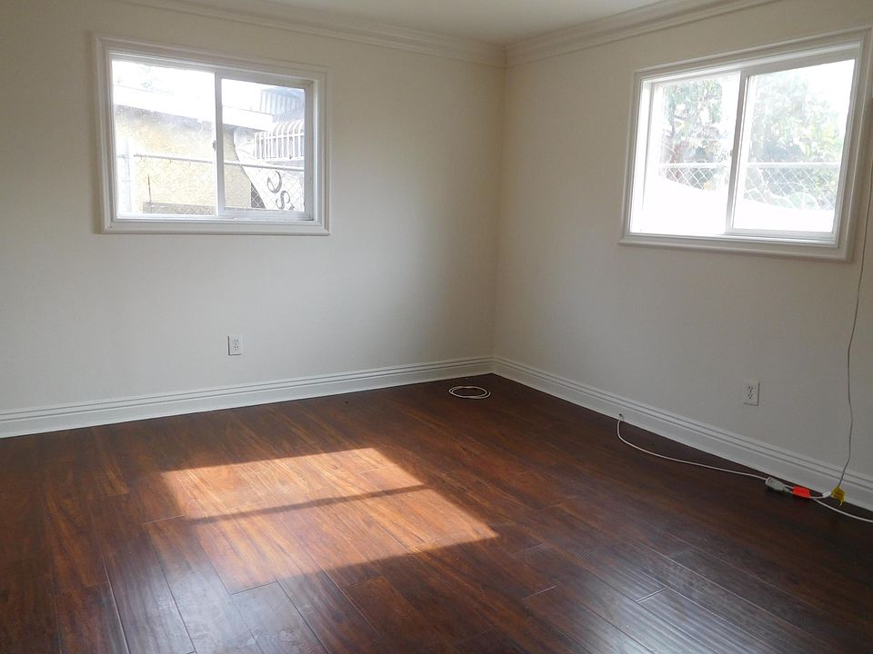2nd image of 572 1/2 Hyde Park Pl