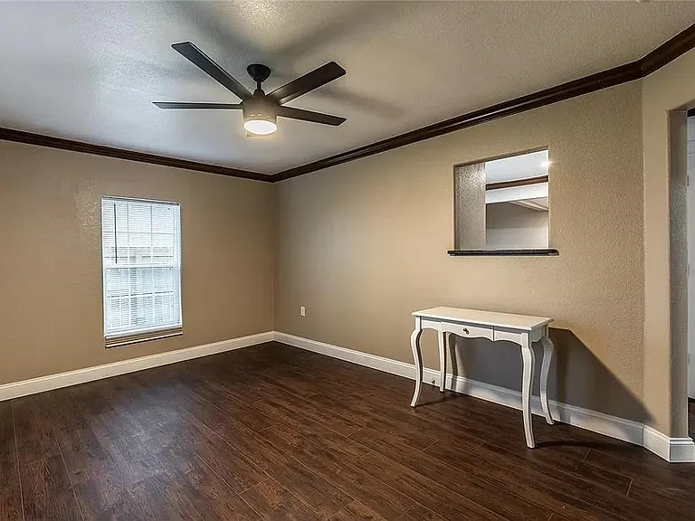 2837 Ross Ave — Photo 2
