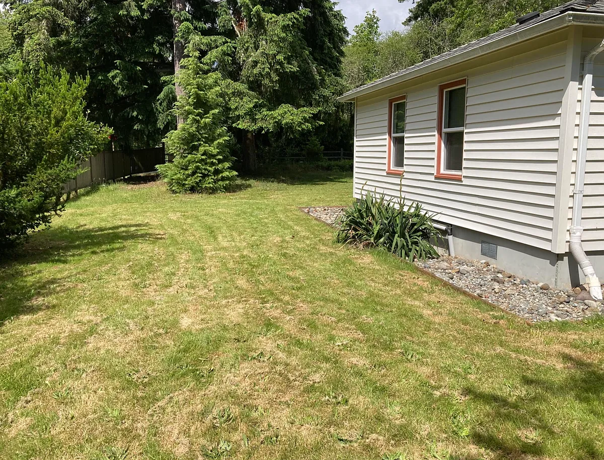Side yard looking west. - 2232 Soundview Dr NE #A