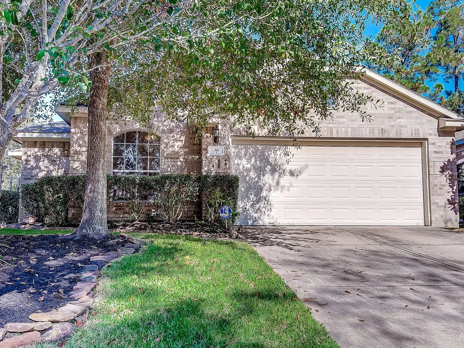 3 bed, 2.0 bath, 1843 sqft, $2,370 — Photo 2