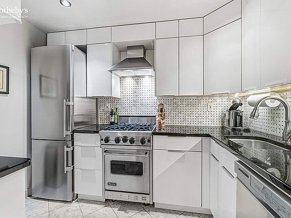 5th image of 159 E 63rd St