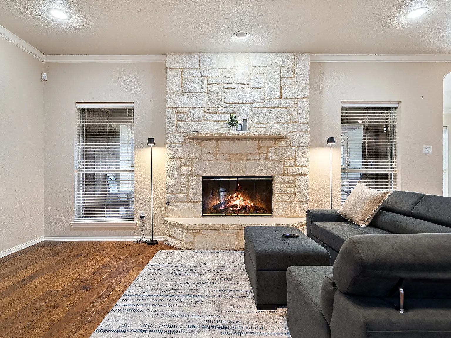 4 bed, 2192 sqft, $5,000 — Photo 2