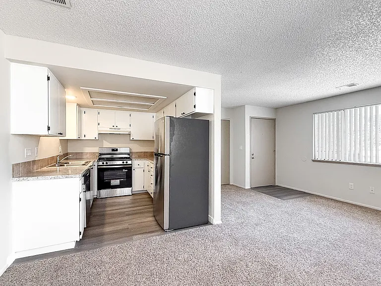 Avalon Court Apartments — Photo 8