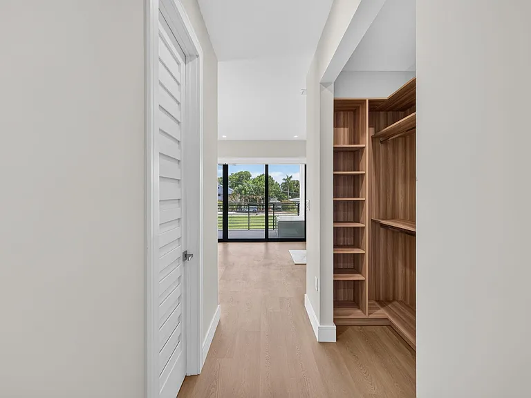 704 SW 9th St — Photo 44